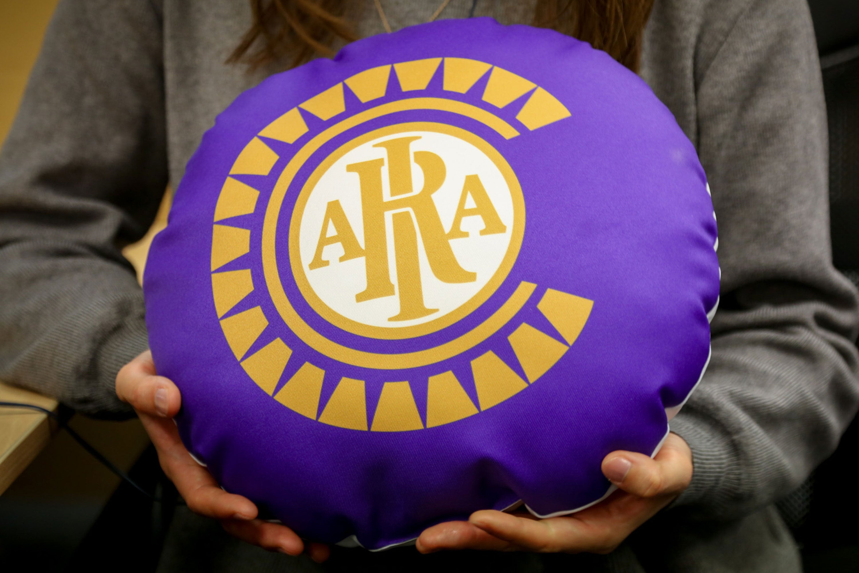 4月7日から】新商品「くりあにゃん丸型クッション」「エンブレム丸型