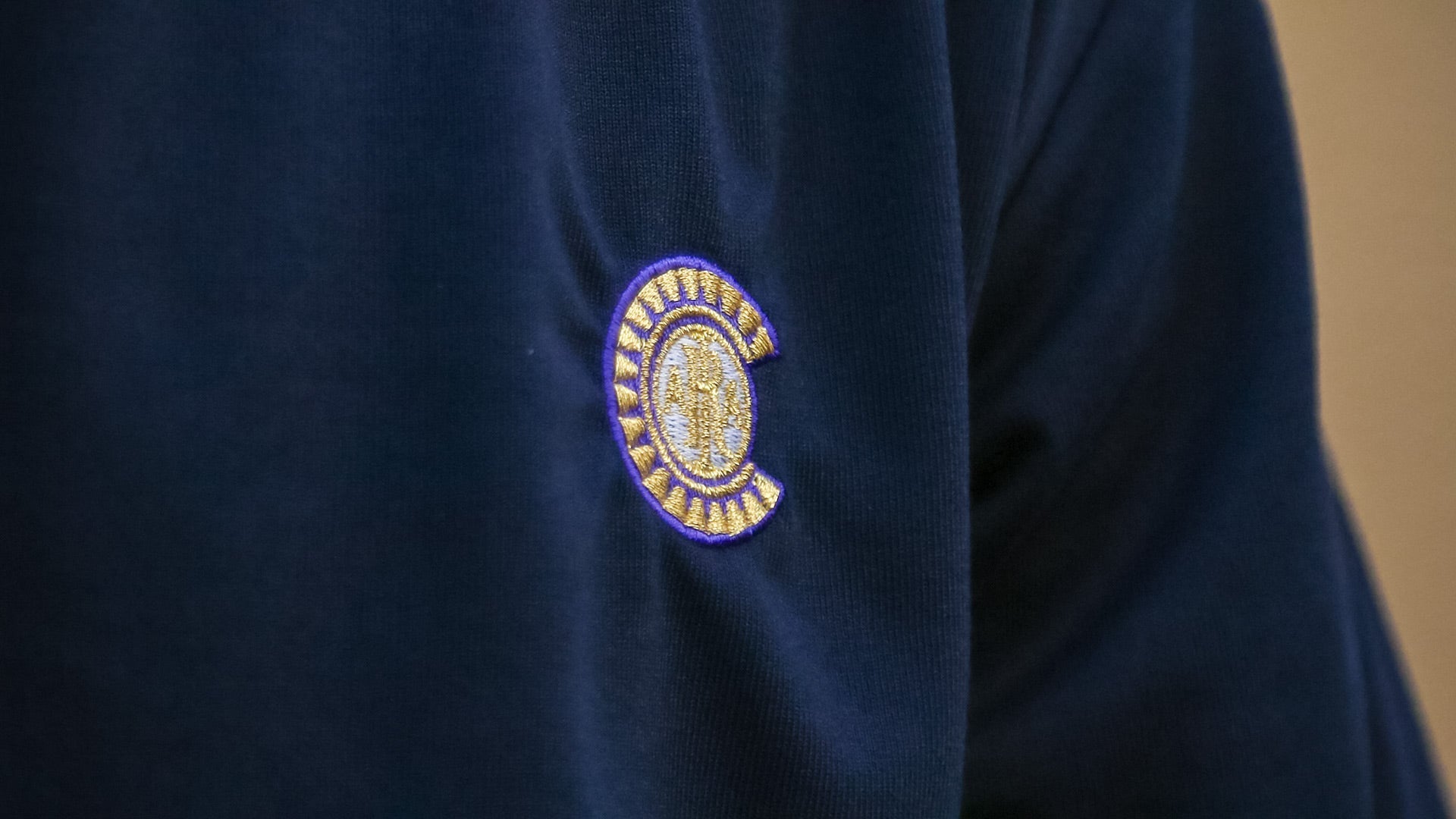 エンブレム刺繍Tシャツ