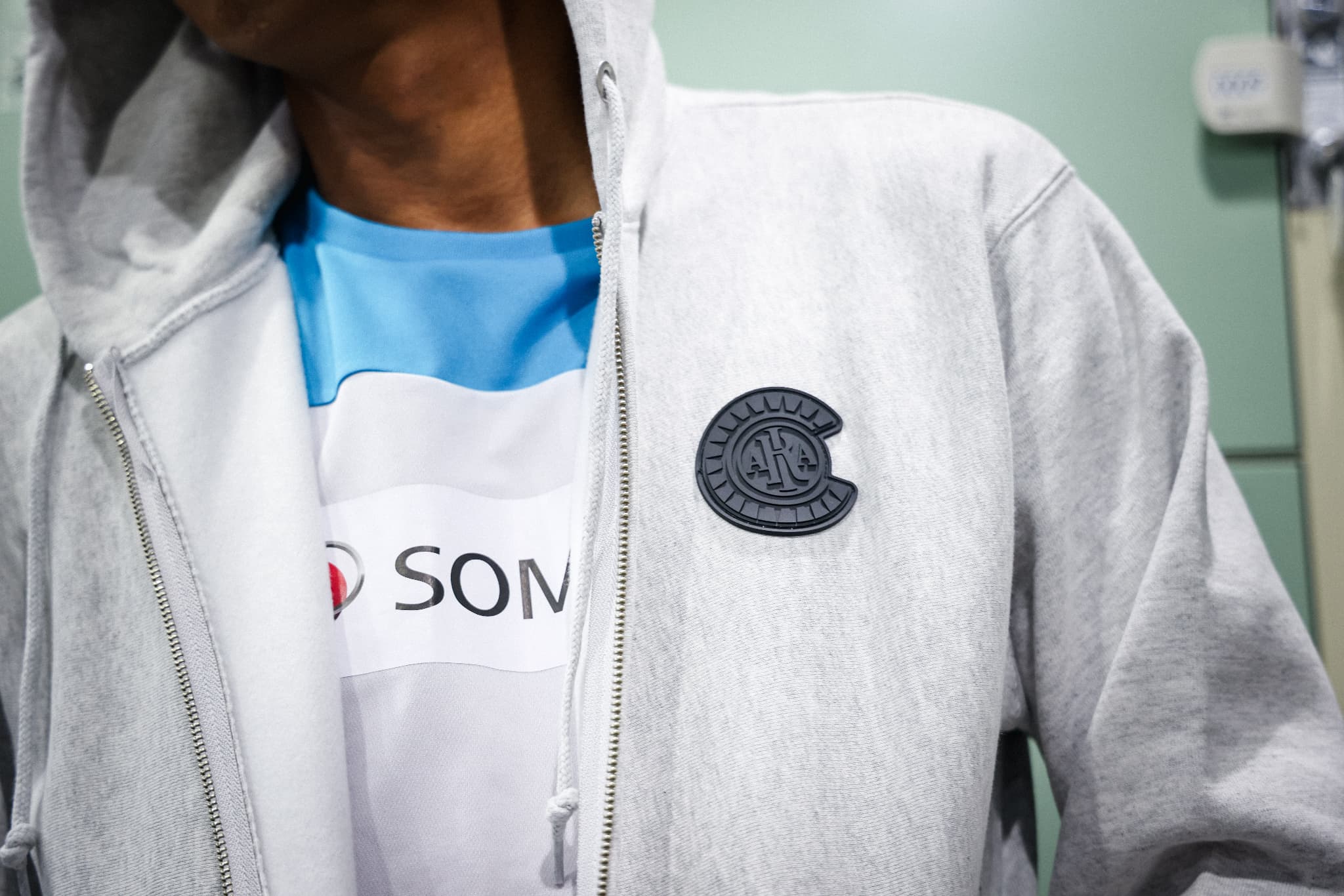 エンブレムジップアップパーカー