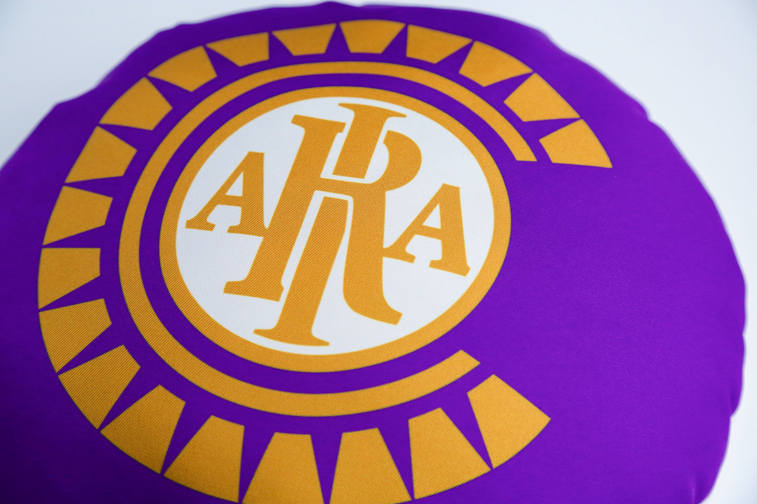 エンブレム丸型クッション