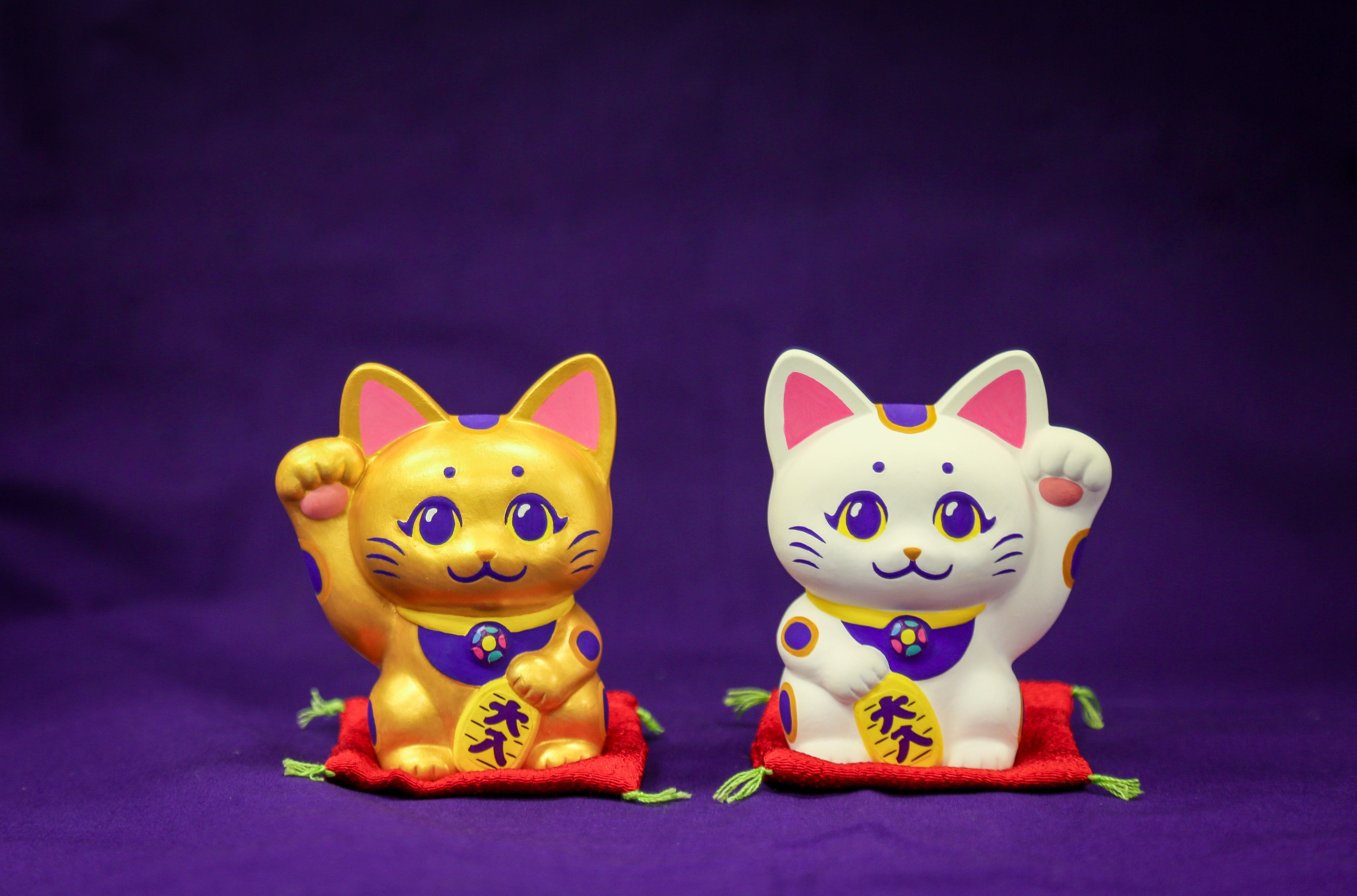 黄色と紫色 福招き猫 くりあにゃん招き猫